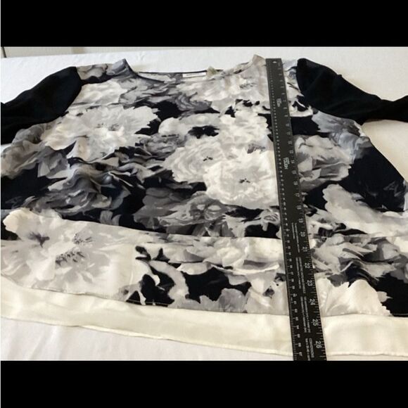 DKNYC Blouse Top Women’s Size Medium Color Black White Floral Pattern - Picture 7 of 10